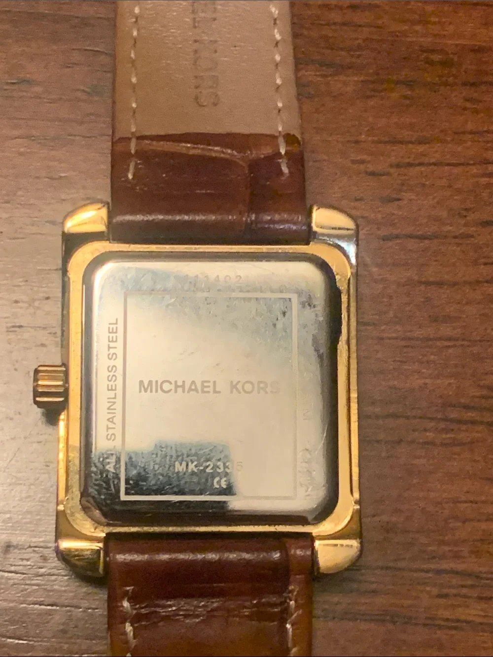 Absolutely stunning Michael Kors watch with Krystals and leather belt. Must !